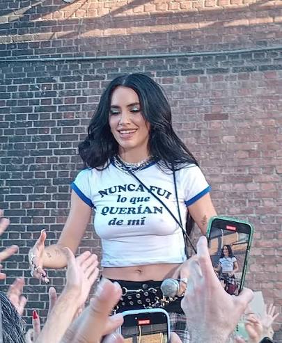 😱Lali Espósito lanzó “No Me Importa”, su nueva canción. En pleno centro de Buenos Aires, Lali Espósito irrumpió en escena sobre un auto descapotable, acompañada por un equipo de filmación y un
