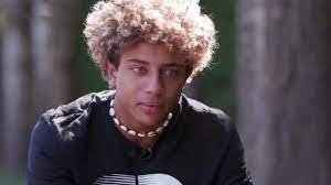 Ο ηρακλής τσουζίνοβ ξεδιπλώνει την προσωπικότητα του και εξομολογείται τις κρυφές πτυχές του εαυτού του. Eidhseis Me 8ema Hraklhs Tsoyzinob Yupiii Gr