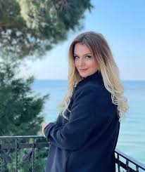 Kocan kadar konuş filminin devamı olarak çekilmiştir. Gozde Seda Altuner Kimdir Kac Yasinda Nereli Boyu Kac Cansu Dere Ile Yas Farki Sasirtti