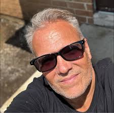 Guys i need your expertise. I cannot place the seestar above one of the  legs of the original tripod. When i screw the wedge