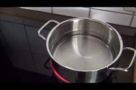 Wenn du zum beispiel versuchst, wasser oder eine suppe zum kochen zu bringen, dann kannst du die flüssigkeit durch einen verschlossenen deckel deutlich schneller zum kochen bringen. Video Siedendes Wasser So Gelingt Es Ohne Zu Kochen
