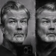 두 명의 코비드 사망자, 한 명은 지역 커뮤니티 극장 그룹에서 그리고 한 명은 교회에서. 하나는 백신이 나오기 전이었고, 다른 하나는  백신 접종을 너무 늦을 때까지 미루었다.