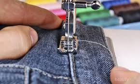 Cara kedua untuk mengecilkan celana jeans yang sedikit kebesaran adalah dengan cara merendam celana jeans dalam air mendidih. Serba Serbi Singkat Mengatasi Celana Jeans Yang Kebesaran