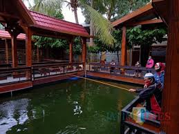 Berkembangnya jumlah amenitas seperti tempat. Serunya Memancing Ikan Di Kampung Coklat Serasa Mancing Di Eropa Jatim Times