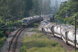 Jalan kereta api batu 6 kuching. Cargo Train Derails Ktm Komuter And Ets Services Disrupted