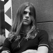 Men with straight hair used to have a hard time finding the right style, but the death knell of hegemonic masculinity finally spells the beginning of handsome new looks. 23 Cool 70s Hairstyles For Men 2021 Guide