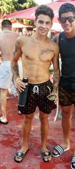 Trabajó como coreuta de valeria lynch , su madrina artística, durante 12 años. Lautaro Rodriguez Hottest Male Celebrities Celebrities Male Photo