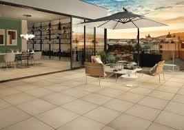 Zementoberflachen Optik Veredelt Mit Metallischem Glimmer Terrasse Terrassenplatten Platten Balkon Balkonplatten Aussenfliesen Aussenboden Terrassenfliesen