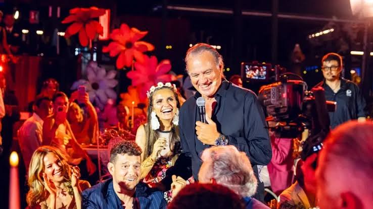 Las palabras de admiración de Michel Bublé hacia Bertín Osborne y el inesperado gesto sobre el escenario en Marbella que termina en dueto: "Mi héroe"