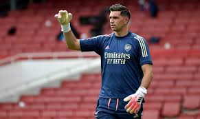 Emi martinez has urged arsenal supporters to continue to back manager, mikel arteta. Aston Villa Angelt Sich Martinez