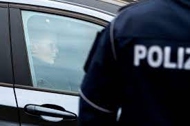 S'utilise avec les articles le, l' (devant une voyelle ou un h muet), un. Allemagne Il Braque Un Bureau De Tabac A L Aide D Une Epee