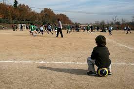 Niña jugando fútbol niño juega golpear. Los Chicos Del Barrio Negratinta
