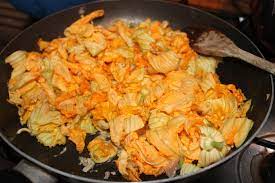 Un evento organizzato da per celebrare questa giornata ho deciso di preparare un piatto un po' particolare ma molto saporito ed originale: Spaghetti Ai Fiori Di Zucca E Tonno Donnepasticcione