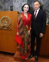 Kebaya karya anne avantie dikenal glamor dan mewah, tapi tidak melupakan pakem dan sisi tradisional. 9 Kebaya Krisdayanti Rancangan Anne Avantie Bak Putri Keraton