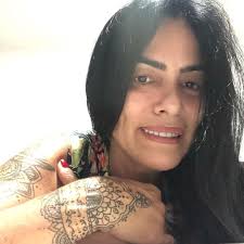 Mãe de Kelly Key surpreende internautas com beleza e boa forma