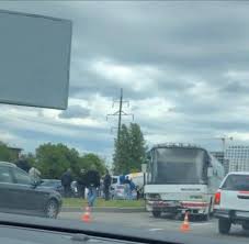У центрі львова сталась дтп за участі автобуса (фото). U Lvovi Stalasya Dtp Z Uchastyu Kilkoh Mashin I Avtobusa Foto Chetverta Studiya
