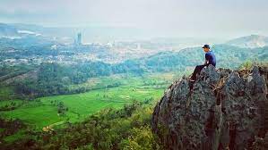Untuk tiket masuk sangat terjangkau sekitar 2 rbu rupiah saja. Menikmati Alam Sukabumi Dari Objek Wisata Karang Para Merahputih