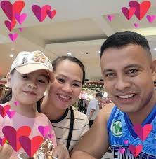 Sa gubat pumunta si pedro at si juan sabi ni juan kay pedro `kung  matatamaan mo ung ibon bibigyan kita ng ginto'binaril ni pedro ung  ibon.....patay Sabi ni pedro`o juan ibigay mo