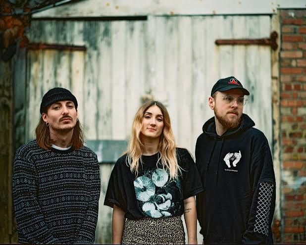 DEBUT SINGLE FROM SNAKE EYES 'DON'T WORRY' IS OUT NOW : Silent Radio