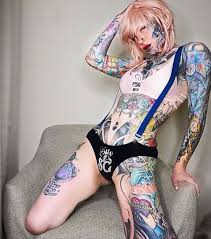 According to kate moss's close friend, she is now studying to be a tattoo artist to draw people in glastonbury. Model Quits 9 5 Job To Become Tattooed Alien With Ink Spanning 60 Of Body Celebrity Tidings