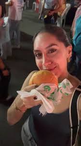 Recap del Burger Show 2025 🍔🥳, Fui el viernes 5 pm, no tuvimos problemas  en la entrada pero tengo que admitir que habían full personas y optamos por  comprar hamburguesas en los lugares con menos fila, ...