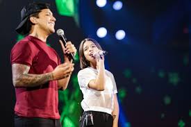 Aunque no lo creas, ángela aguilar y christian nodal están más juntos que nunca, y así lo dejaron ver en redes sociales, donde sorprendieron y emocionaron y es que, el talento y gran voz de ángela aguilar es indiscutible, y christian lo sabe, por lo que se acercó a ella para proponerle cantar juntos. Angela Aguilar Christian Nodal Y Pipe Bueno Estan Listos Para El Homenaje A La Musica Mexicana Que Ofreceran En Premios Juventud Premios Juventud Univision
