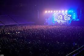 5 000 Fans In Masks Pack Into Barcelona Concert After Passing Same Day Coronavirus Test Daily Mail Online