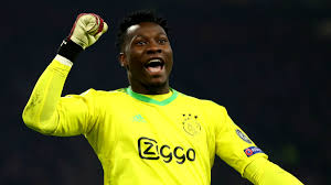 El cd calahorra entregó una camiseta del equipo dedicada con su nombre a andré onana, portero del ajax de amsterdam, que ha estado en calahorra saludando a. Ajax Amsterdam Torhuter Onana Verlangert Und Darf Im Sommer 2020 Gehen Goal Com