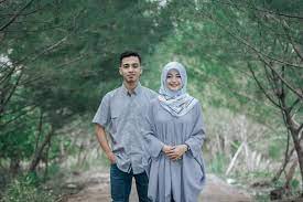 Maka dari itu, tak sedikit yang mempersiapkannya secara detail mulai tidak selamanya harus sama, kamu bisa mengganti gown dengan baju casual biasa agar. 10 Inspirasi Foto Prewedding Hijab Terbaik Tren 2021
