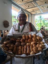 Sin embargo, en chiapas esta celebración es poco conocida, de hecho muchos de los panaderos desconocen que exista un día para conmemorar su oficio. El Mejor Panadero Ruben Y Su Gran Sonrisa Picture Of Hotel Xcaret Mexico Playa Del Carmen Tripadvisor