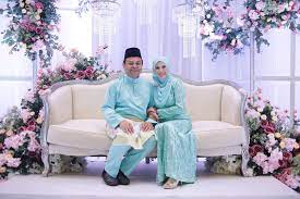 Meski pengantin tentu jadi perhatian, namun dengan gaya yang nyeleneh, pasti akan bikin para tamu undangan keheranan. Seorang Ayah Duduk Di Pelaminan Gantikan Pengantin Pria Yang Tak Datang Di Hari Resepsi Tersenyum Gembira Dengan Putrinya Lalu Terpergok Mengusap Air Mata