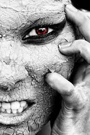 Der unheimliche Blick einer Frau mit trockener Haut und rotem Auge.  Gruseliges Gesicht einer Frau mit roten Augen | Stock Bild | Colourbox