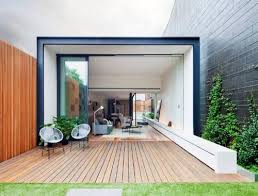 Menggunakan arsitektural modern dan inovatif, aksen petak pada rumah minimalis 1 lantai tampak depan ini semakin memberi kesan penuh karakter. 7 Tips Desain Rumah Satu Lantai Yang Minimalis