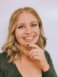 Nellie Jacobs's Instagram, Twitter & Facebook