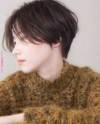 センターパートのハンサムショートは かっこよさと可愛さのバランスを楽しめる万能ショート short センターパートのハンサムショート は かっこよさと可愛さのバランスを楽しめる万能ショート 思いきり女の子らしいボリュームニットに ピンクのリップや 柔らかな