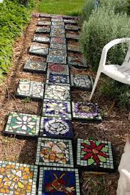How to make stepping stones with a cake pan. The Garden Junkie Mosaic Garden Art Mosaic Garden Garden Tiles