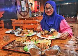Ican still remember the fried chicken with fries and peaches. Mr Steak House Melaka Chaza Xiaojie Blogger Melaka Facebook