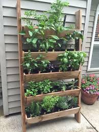 Balkon 45 Kreative Ideen Fur Den Blumengartenbalkon Gardendecordiyideas Leahf Ranklin Vertikaler Garten Diy Vertikaler Krautergarten Krautergarten Design