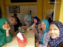 Perjalanan yang berlangsung beberapa hari ini dimulai dari kawasan banyumas.sekitar ratusan meter atau satu kilometer di timur stasiun tambak. Nikmatnya Makan Bakso President Di Tepi Rel Kereta Api Nurul Sufitri S Blog