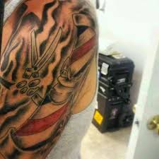 There is a variety of designs when it comes to barbed wire tattoos, which makes these tattoos favorite among most people. Barber Life Tattoo