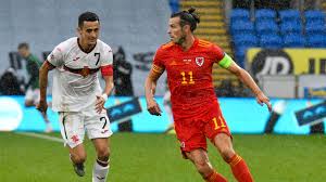 Wales throwing everything around now from deep in their own half, in the midst of it all england knock on attempting to break it up. England Vs Wales So Seht Ihr Das Landerspiel Im Tv Und Livestream Dazn News Deutschland