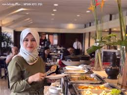 Anda boleh order dekat tepi, dia hantar dan makan dalam kereta. Buffet Hotel Termurah Dan Sedap Di Ipoh Bella Idura