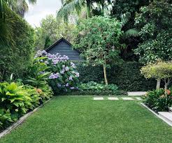 Ein Garten Im Hinterhof Fur Das Leben Im Freien Hinterhof Garten Minimalistischer Garten Garten Landschaftsbau