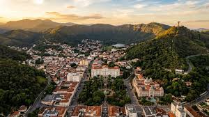 A cidade brasileira construída sobre um vulcão extinto tem clima fresco e águas termais famosas
