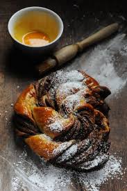 Ca S Rait Pas Le Nutella Day Et Si La Plus Simple Des Recettes Pouvait Aussi Feuillete Roule Comme Un Escargot Au Nutella Nutella Recettes De Cuisine Nutella Recette