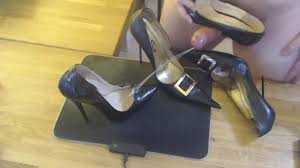 男子用高跟鞋自慰，射在两双高跟鞋上