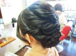 ねじりまとめ髪 髪型 50代 ヘア