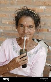 Guarani trinken mate Tee aus einem "Caiqua", in der Stockfotografie - Alamy