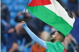 حمزة تشودري وفوفانا يحملان علم فلسطين بعد الفوز بكأس الاتحاد الانجليزي. ÙƒÙŠÙ Ø­ØµÙ„ Ù…Ø­Ø±Ø² Ø¹Ù„Ù‰ Ø¹Ù„Ù… ÙÙ„Ø³Ø·ÙŠÙ† Ù„ÙŠÙ„Ø© ØªØªÙˆÙŠØ¬ Ø§Ù„Ø³ÙŠØªÙŠ Ø´Ø§Ù‡Ø¯