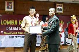 Tangan kirinya memegang pinggulku dan tangan kanannya memegang batang kemaluannya. Sekolah Yang Bergelimang Prestasi Sekolah Cinta Kasih Tzu Chi